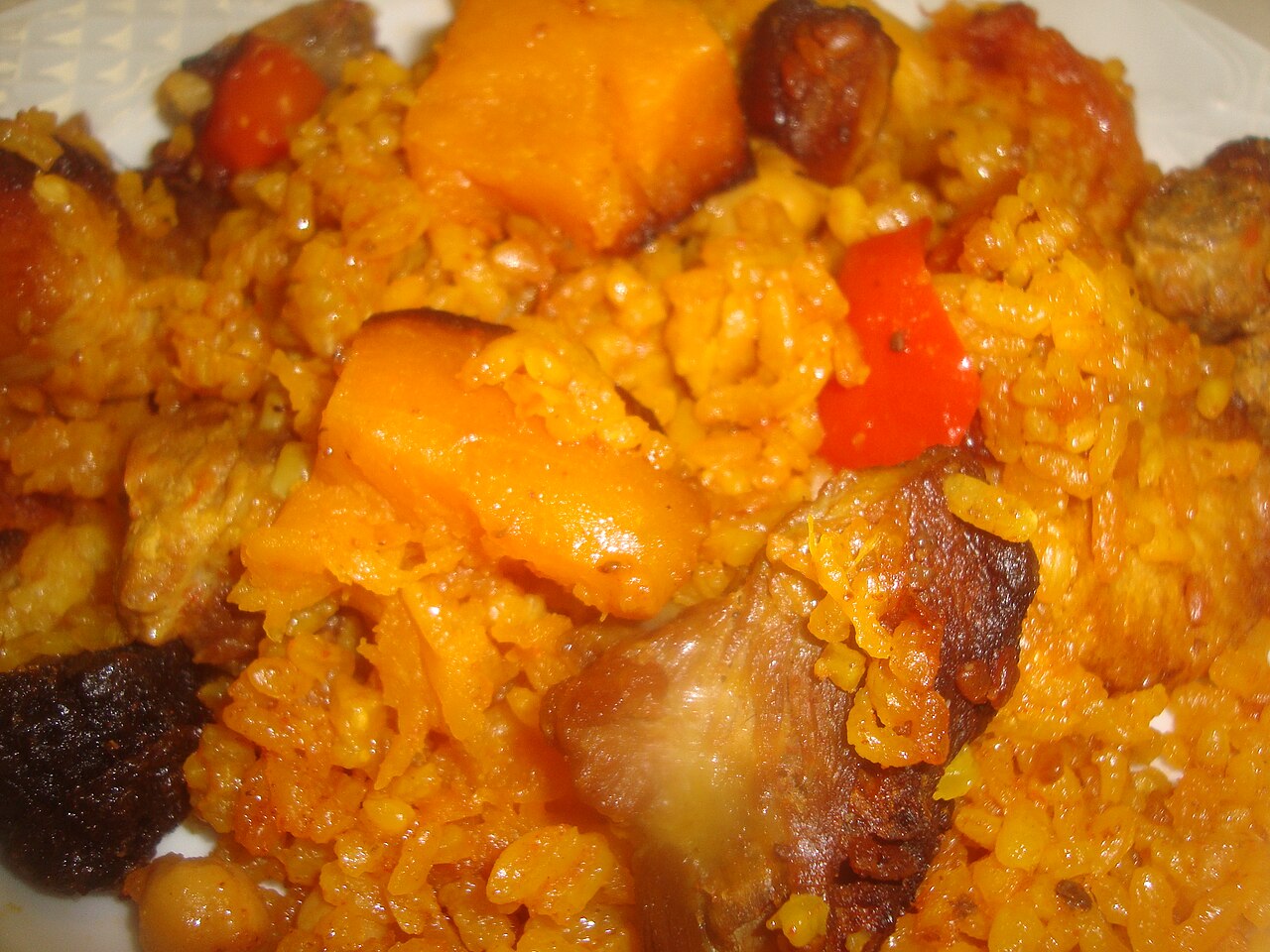 Arroz al horno: la receta de domingo que casi se hace sola