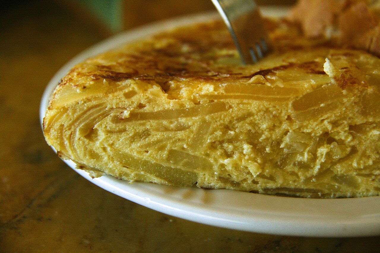 Tortilla de patatas: jugosa o cuajada, la eterna discusión